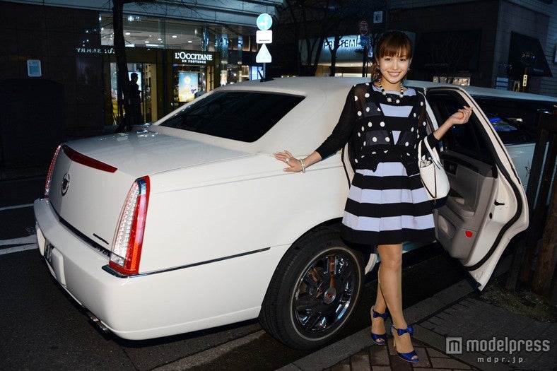 豪華なリムジンでお出迎え／モデル：宮内かれん