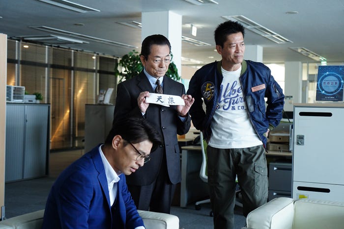 赤ペン瀧川、水谷豊、寺脇康文「相棒season22」第9話より(C)テレビ朝日