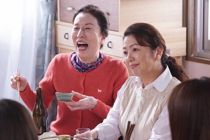 高畑淳子、原日出子/「隣の家族は青く見える」第9話より(C)フジテレビ