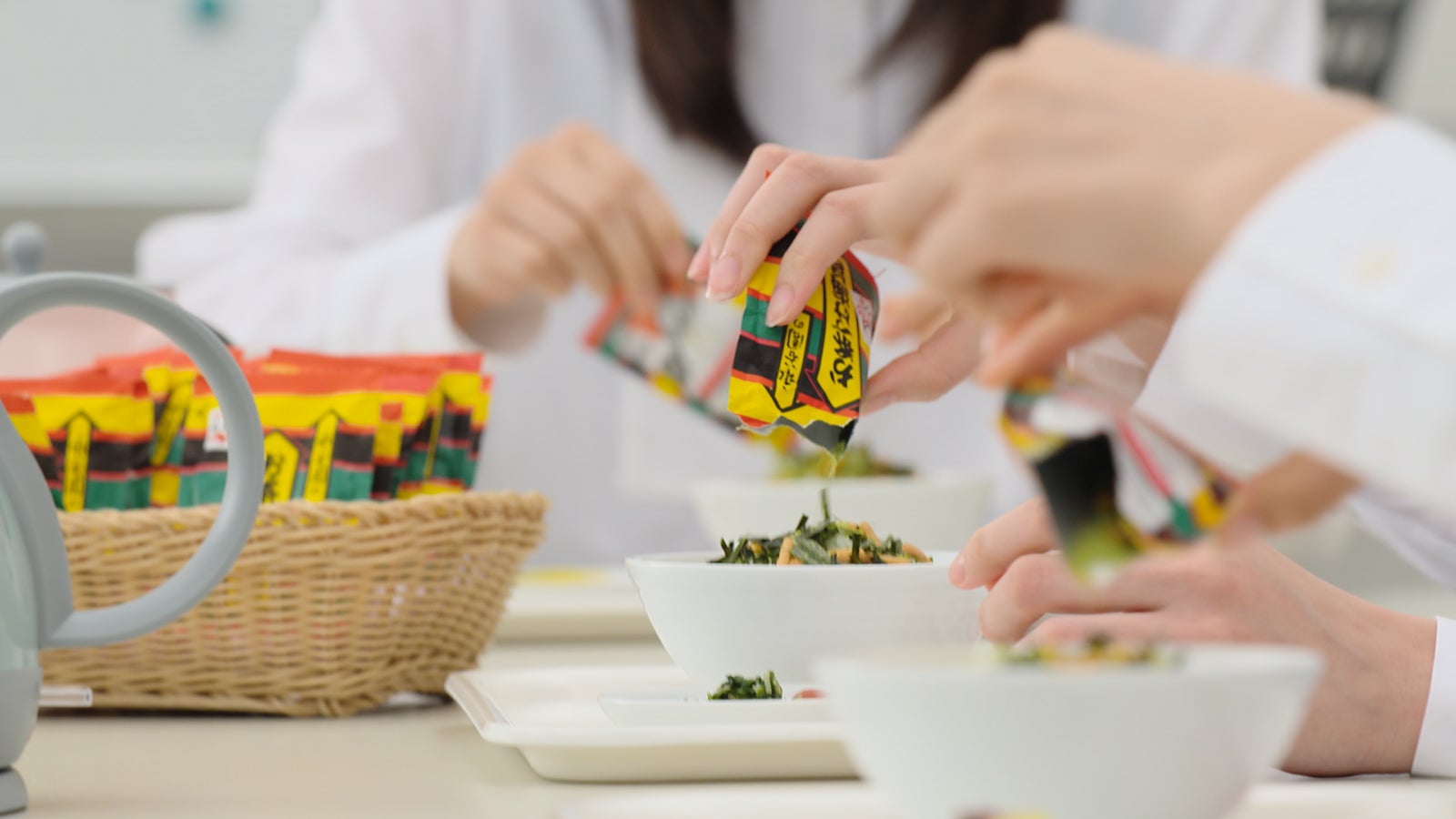 お茶漬けを食べようとしているメンバーたちの手元／CMカット（提供写真） 