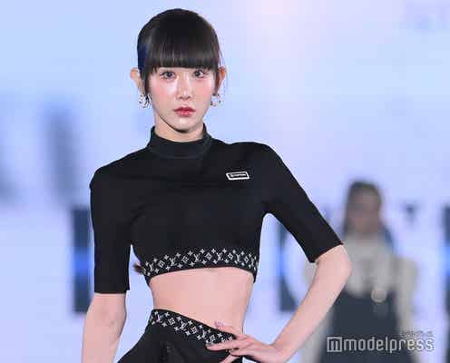 “骨格ウォニョン”で話題のゆりにゃ、美ウエストに釘付け シンプルルックで抜群スタイル際立つ<関西コレクション 2023 S/S>
