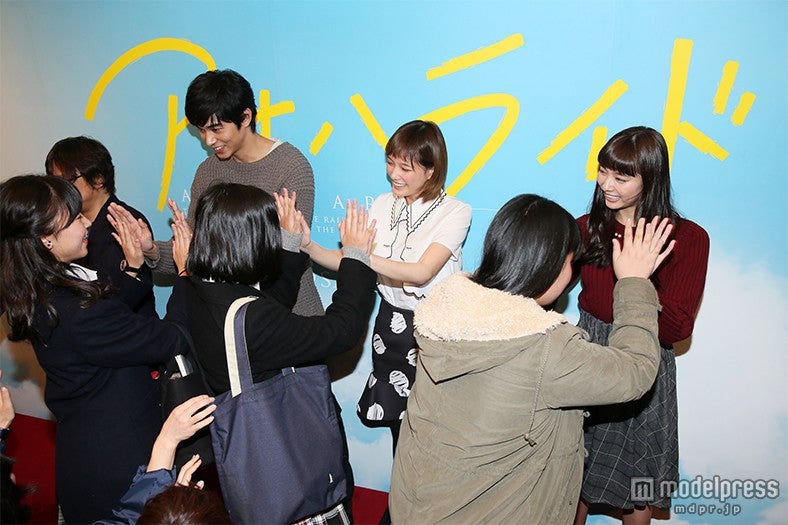 ハイタッチ会に参加した（左より）東出昌大、本田翼、新川優愛