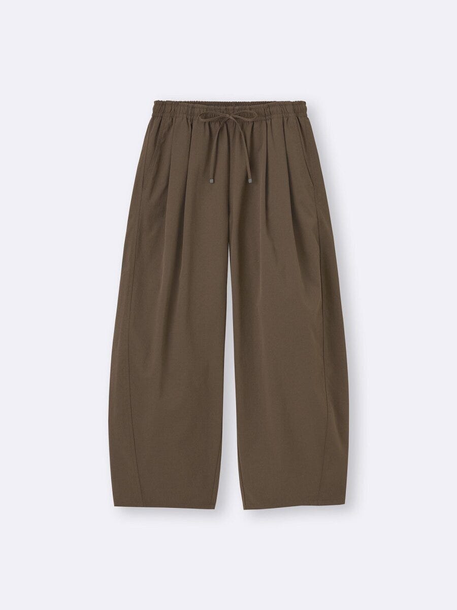 カーキ色のバレルシルエットアンクルパンツ。ウエストゴムと紐付き。 カーキ色のバレルシルエットアンクルパンツ。ウエストゴムと紐付き。