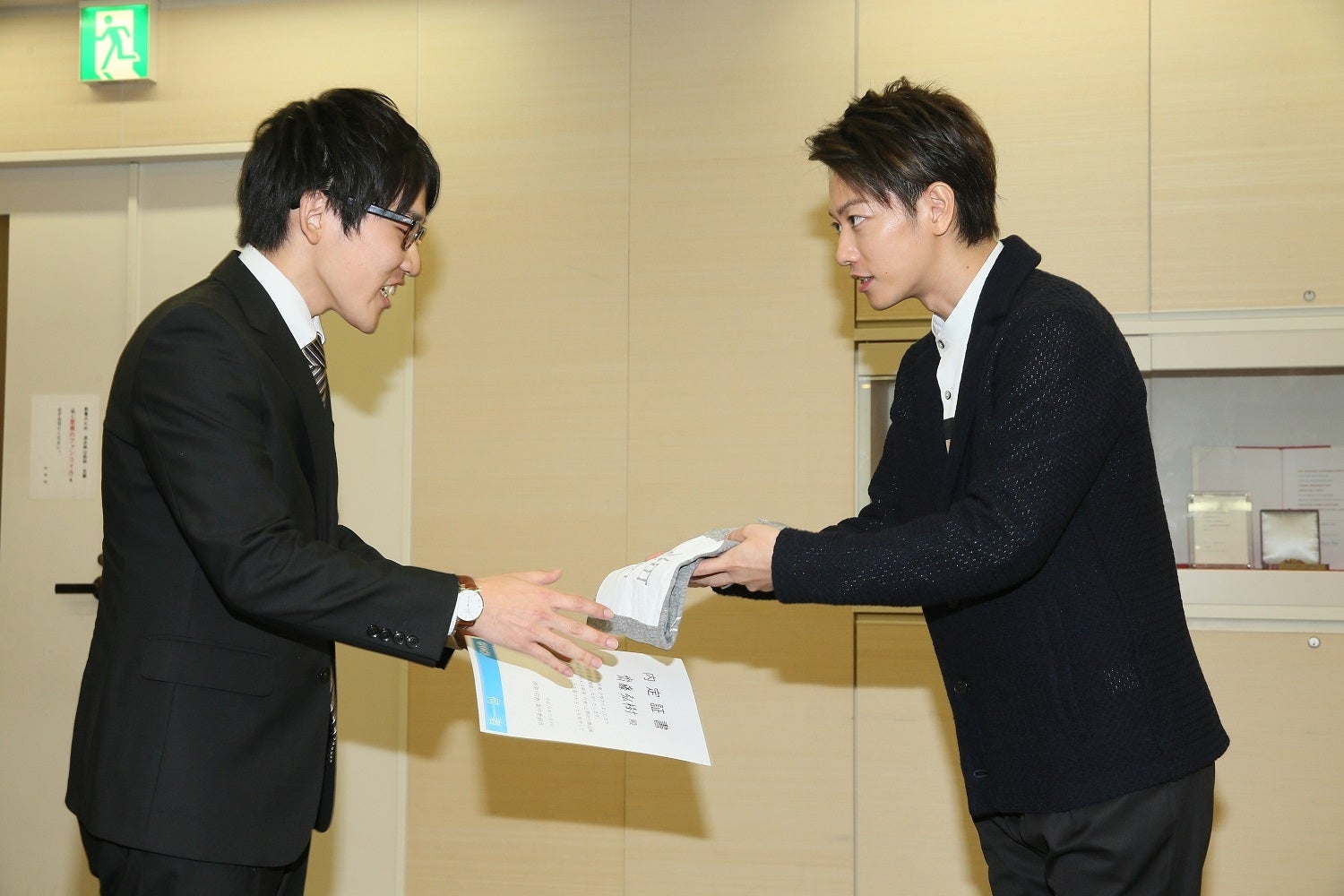 佐藤健、就活生に内定書授与　面接の様子は「凄い緊張感」