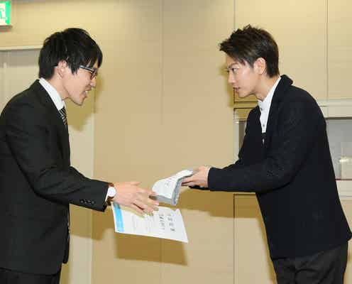 佐藤健、就活生に内定書授与 面接の様子は「凄い緊張感」