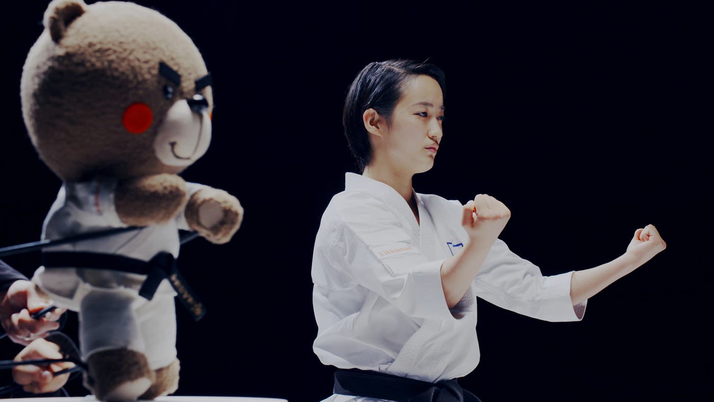 笑いを堪えて撮影していた清水選手