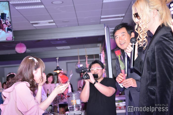 号泣する新入社員にバラをプレゼントするローランド(C)モデルプレス