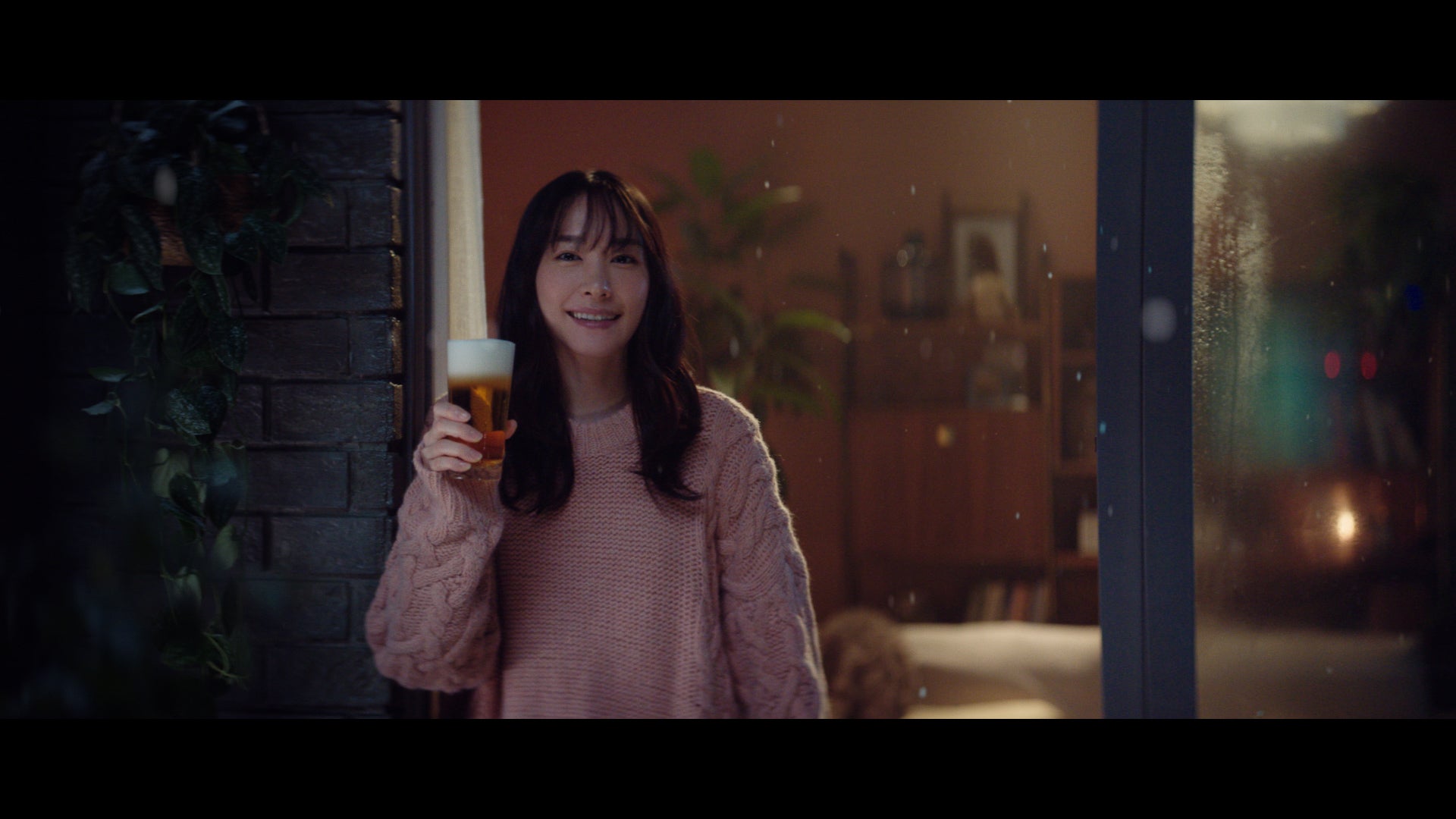 新垣結衣新CM「2022年もおつかれ生です」篇より（提供写真）