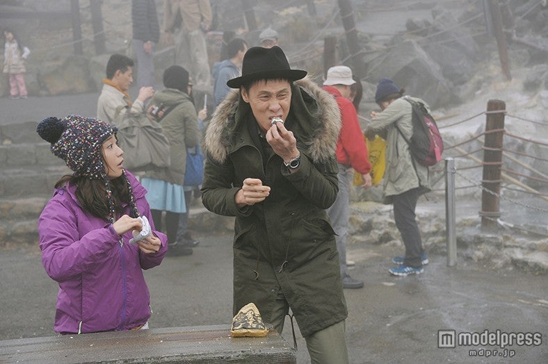 （左から）大島優子、大倉孝二（C）2015 東映ビデオ