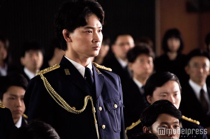 制服に身を包んだ初々しい警官姿の綾野剛(C)2016「日本で一番悪い奴ら」製作委員会