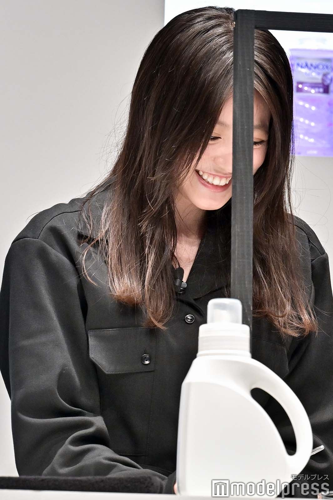 製品実験を行う今田美桜（C）モデルプレス