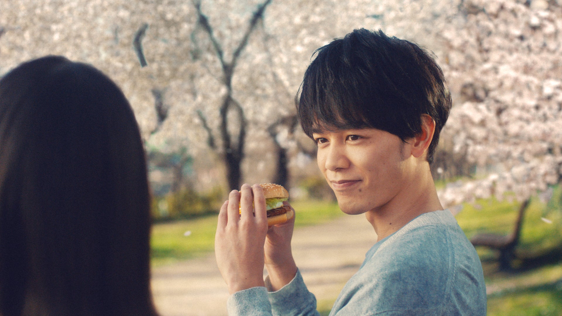 東ヨシアキ 「てりたま『桜の精』篇」より（画像提供：日本マクドナルド）