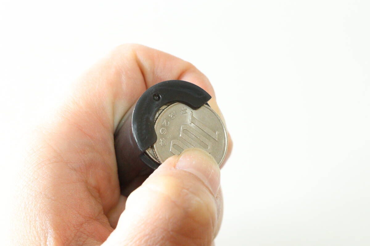 ダイソーのコインシリンダーはスライドして1枚ずつ硬貨を取り出せる