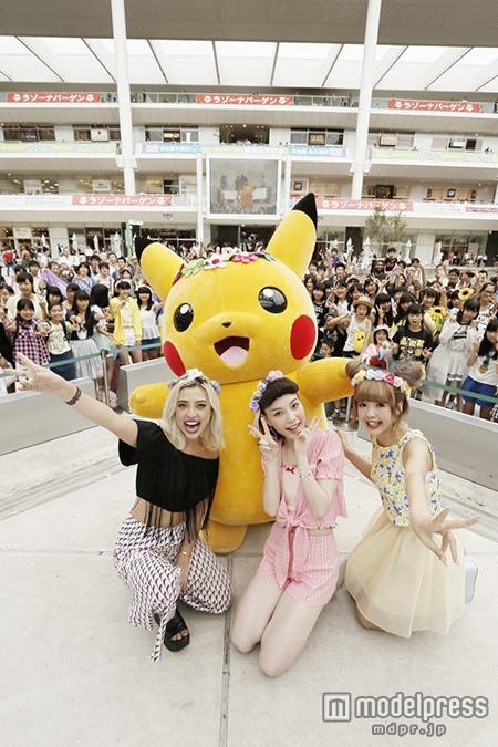 左より:植野有砂、ピカチュウ、安田レイ、藤田ニコル