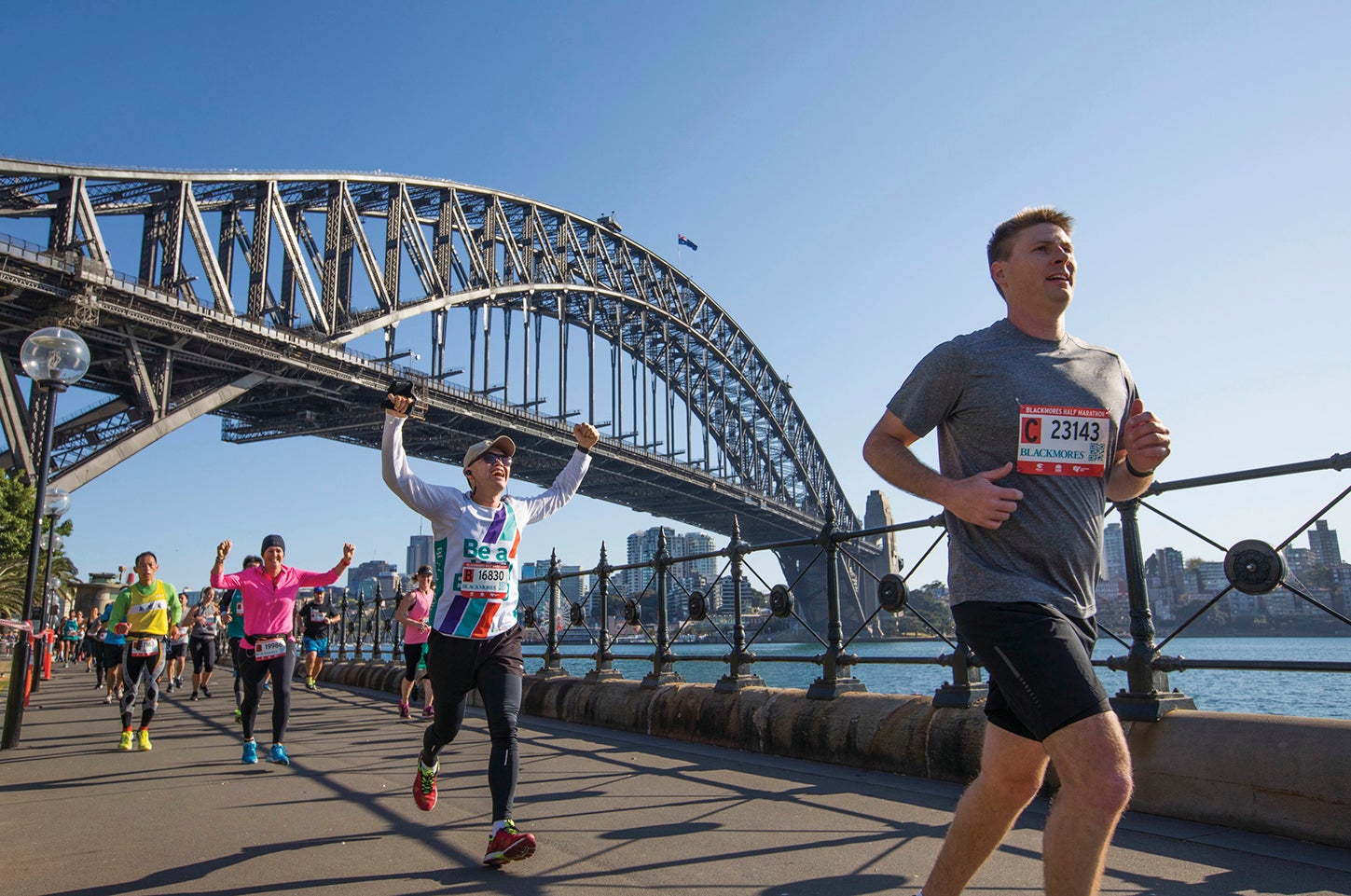 シドニーマラソンでシドニー・ハーバー・ブリッジを走るランナー（C）Destination NSW