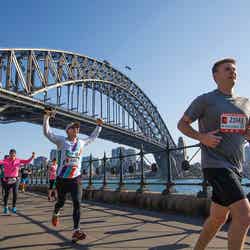シドニーマラソンでシドニー・ハーバー・ブリッジを走るランナー（C）Destination NSW