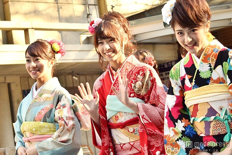 乃木坂46・2015年新成人（左から：桜井玲香、西野七瀬、若月佑美）