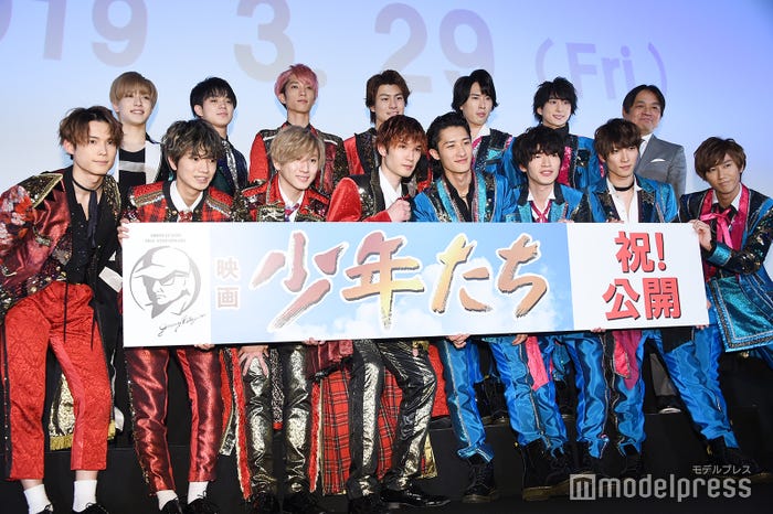 (前列左から)松村北斗、高地優吾、京本大我、ジェシー、岩本照、深澤辰哉、渡辺翔太、阿部亮平(後列左から)中村嶺亜、宮近海斗、田中樹、森本慎太郎、宮舘涼太、佐久間大介、本木克英監督(C)モデルプレス