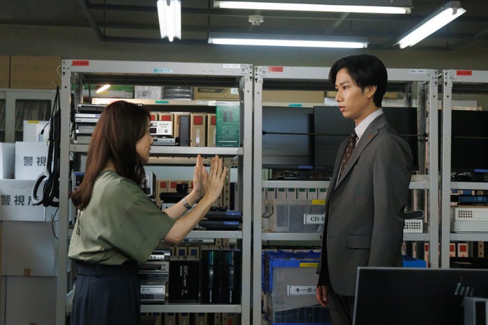 大島優子、阿部亮平「GO HOME~警視庁身元不明人相談室~」第5話より(C)日本テレビ