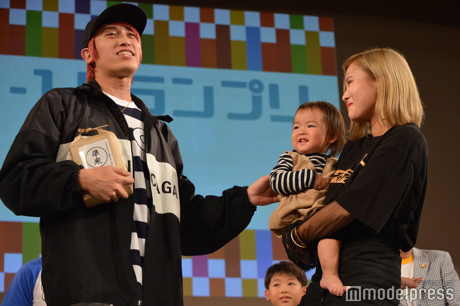 兼近大樹と赤ちゃん＆お母さん（C）モデルプレス