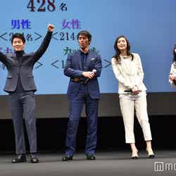（左から）遊川和彦監督、天海祐希、阿部寛、早見あかり、工藤阿須加（C）モデルプレス
