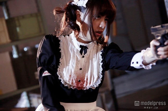 メイド姿で奮闘する山本美月(c)2014 枢やな/スクウェアエニックス(c)2014 映画「黒執事」製作委