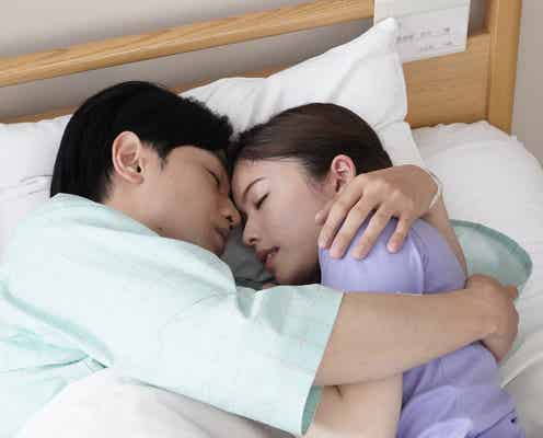 「彼女はキレイだった」宗介(中島健人)、愛(小芝風花)とベッドでキス・バックハグで“プロポーズ予告”…怒涛の胸キュンシーン連発