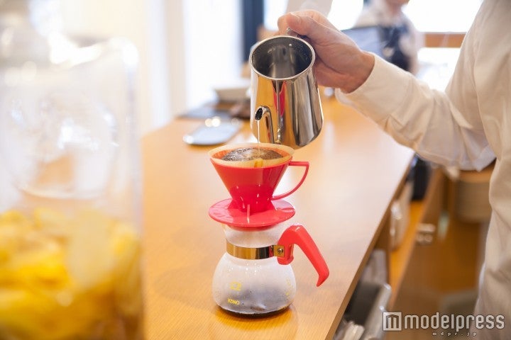 ブレンド・アイスコーヒーはハンドドリップで淹れる／画像提供：リグロ