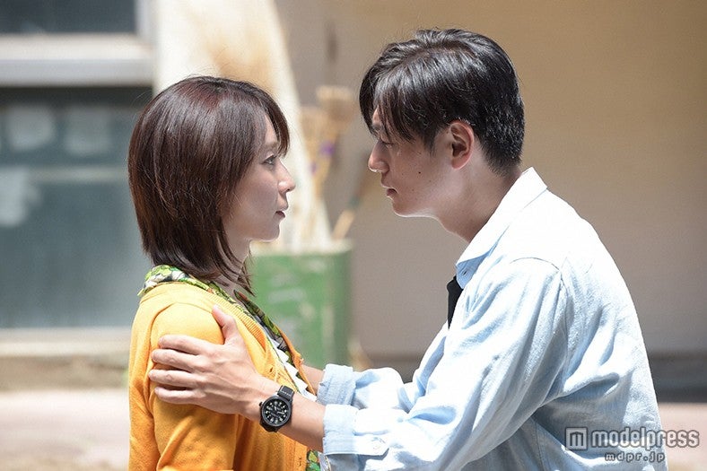 TBS系木曜ドラマ「同級生～人は、三度、恋をする～」／（左より）稲森いずみ、井浦新