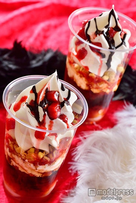 TDS：黒みつ白玉＆ストロベリーゼリーサンデー￥500（C）Disney