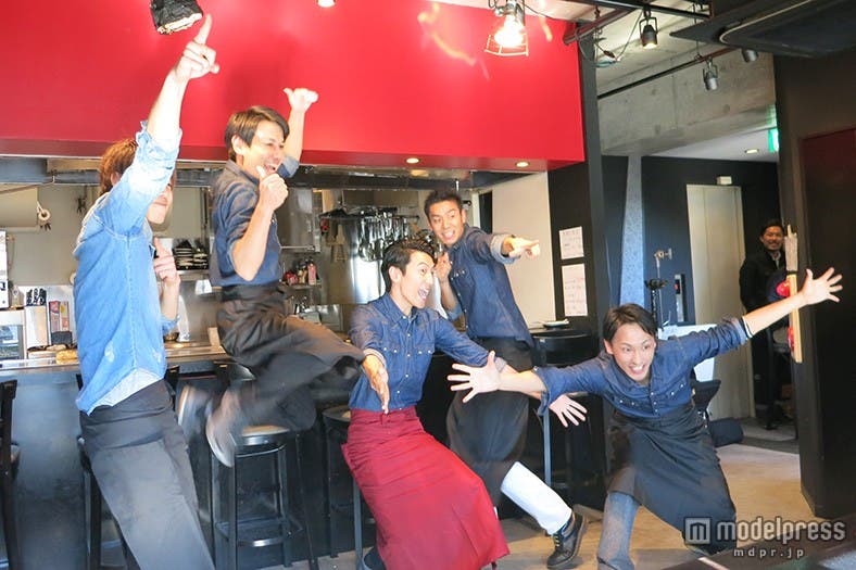 イケメン店員の迫力ジャンプ