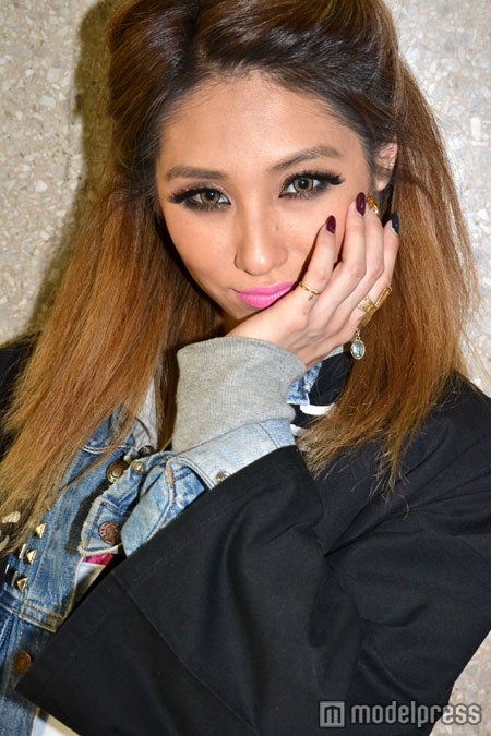 小指に光るリングは、LION HEART GOLD×ウギャルコラボのチャリティーピンキーリング。