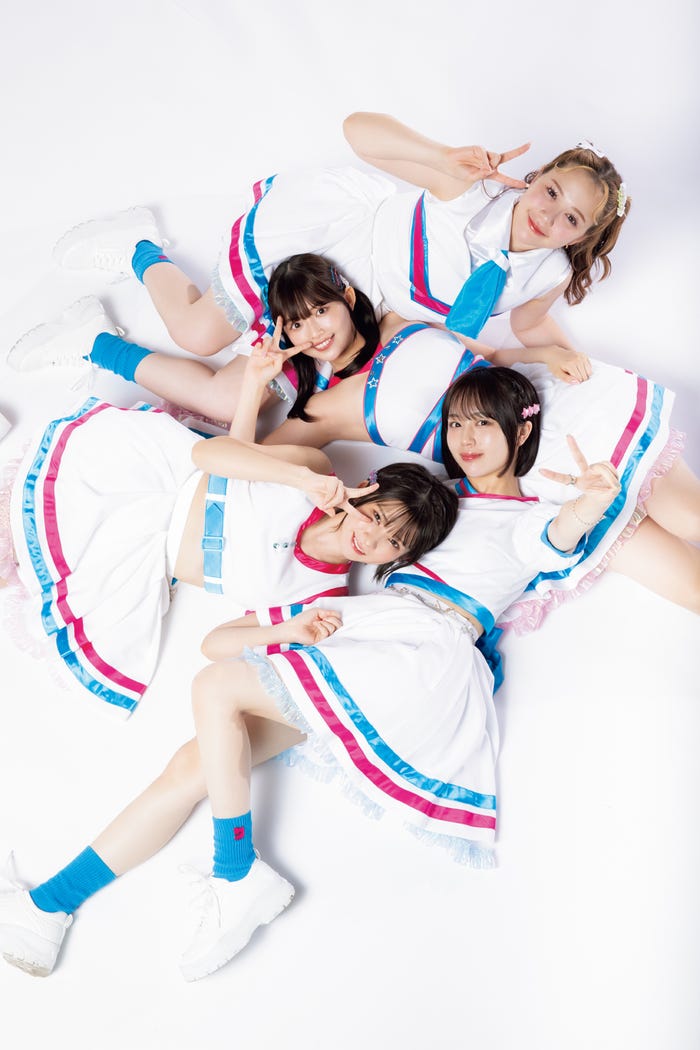 (上から)村重杏奈、森日菜美、なえなの、えなこ/撮影:LUCKMAN、藤本和典