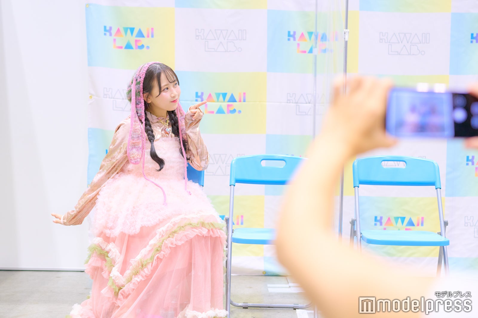 合成したい位置に移動して再度撮影（C）モデルプレス