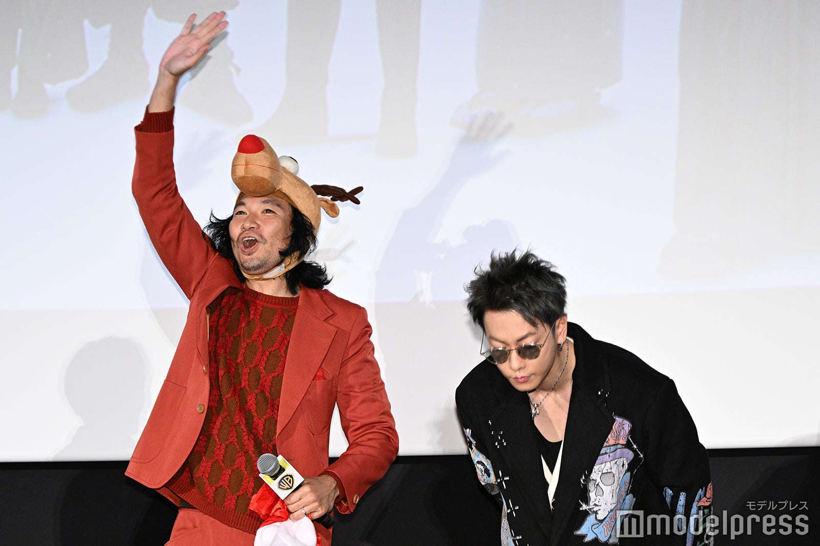 トナカイ姿の青木崇高と佐藤健（C）モデルプレス