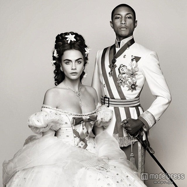 カーラ・デルヴィーニュ、ファレル・ウィリアムスとロイヤルカップルを演じる