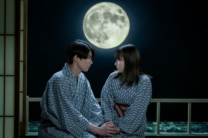 本田響矢、芳根京子「波うららかに、めおと日和」(C)フジテレビ