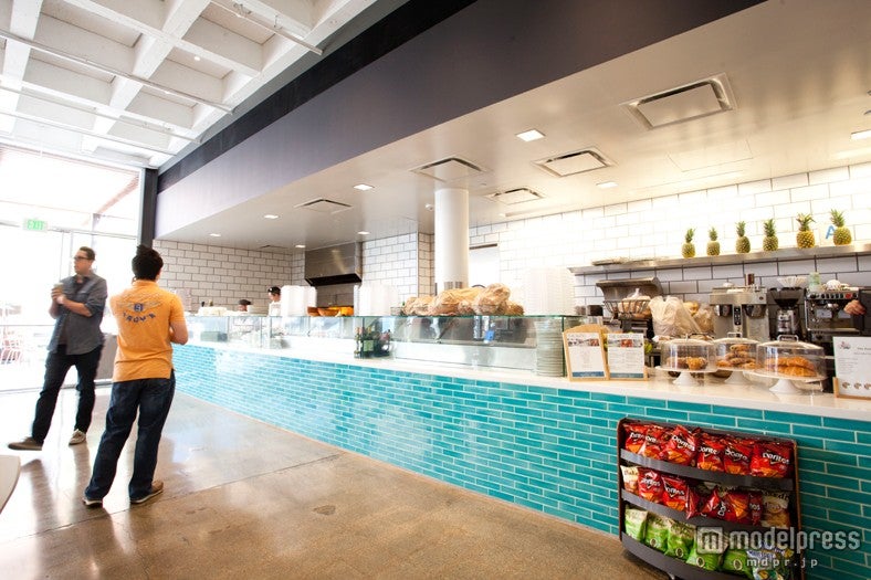 大きな窓から光が差し込むカフェテリア