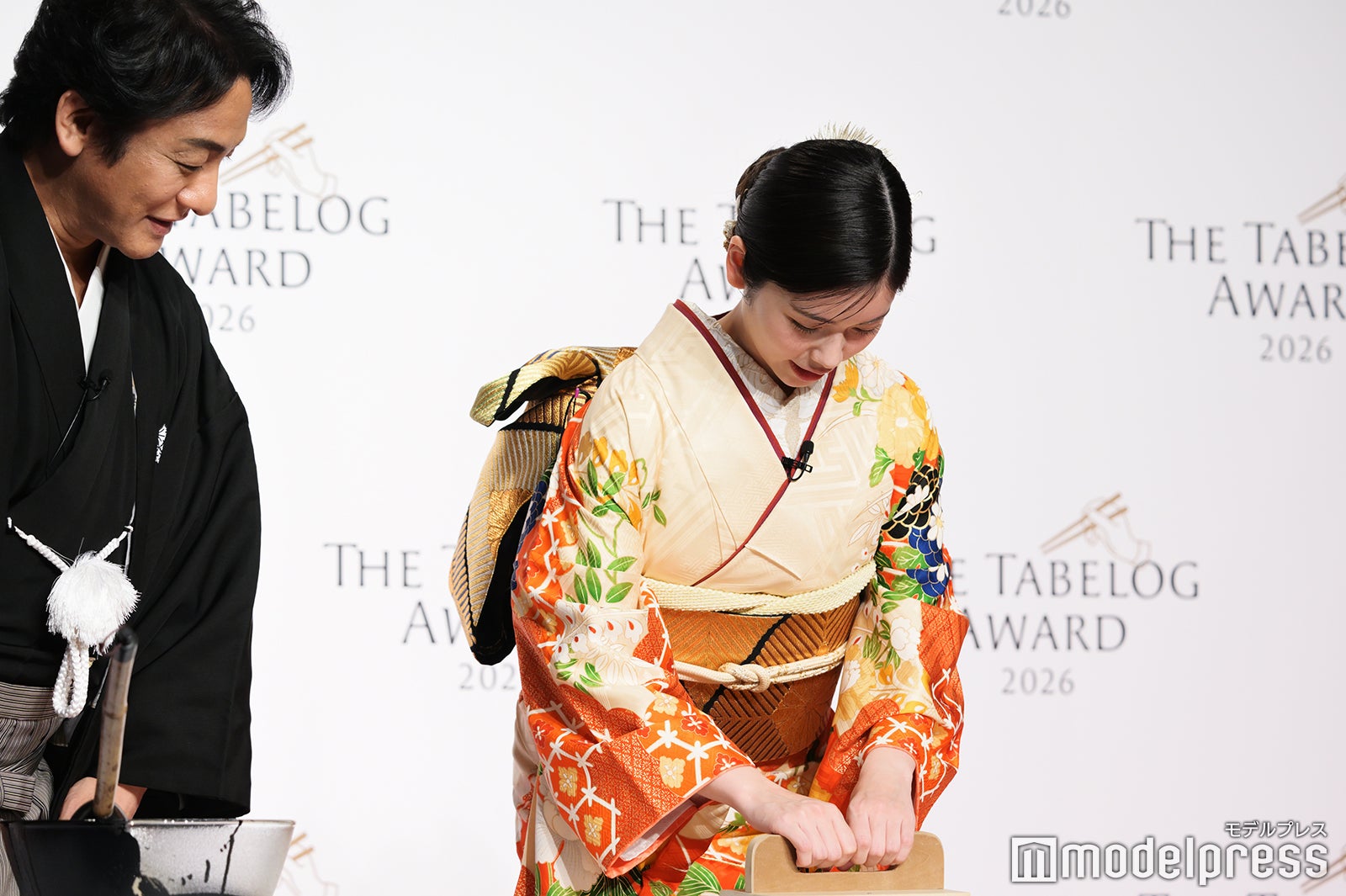 小芝風花（右）を見守る片岡愛之助（左）（C）モデルプレス