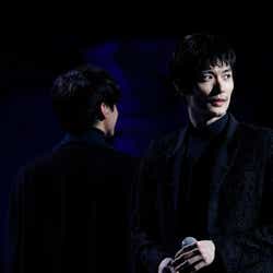 三浦春馬、8年ぶりハンサムライブ降臨 「White Serenade」で後輩・小関裕太&甲斐翔真と美声コラボ