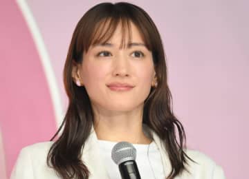 綾瀬はるか 雪に大はしゃぎのオフショット公開 雪だるままで作ってた ファン「雪だるまのお顔が可愛すぎる」