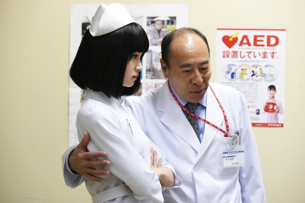 剛力彩芽とモト冬樹（C）TBS