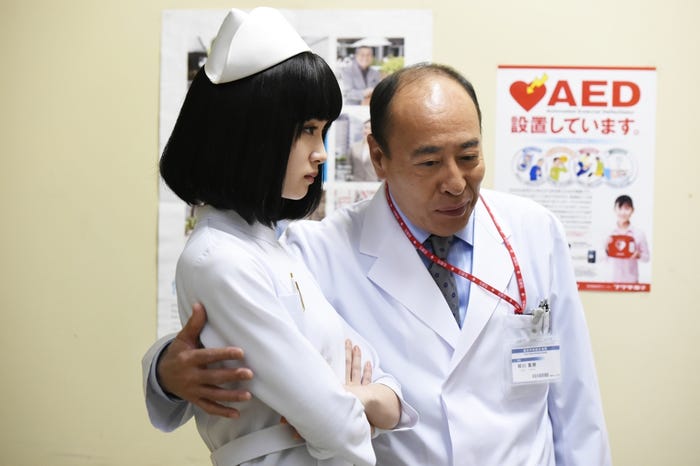 剛力彩芽とモト冬樹(C)TBS