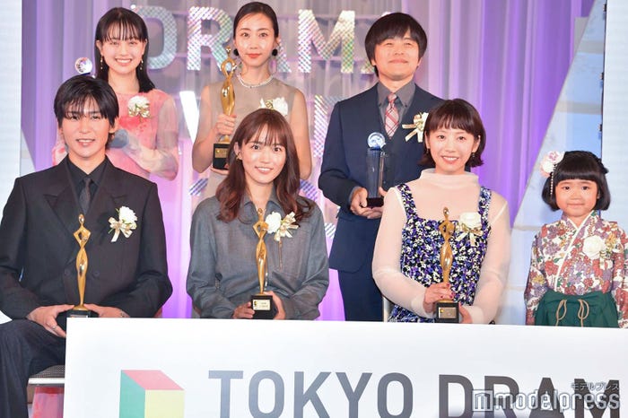 (後列左から)上坂樹里、木南晴夏、バカリズム(前列左から)目黒蓮、川口春奈、夏帆、永尾柚乃(C)モデルプレス