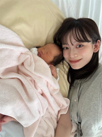 サッカー選手の妻・由布菜月、入院中の愛娘との2ショットに反響「可愛すぎて幸せ空間」