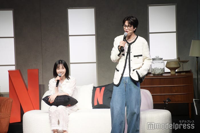 佐藤健のモノマネをする志尊淳「淳、ベースいける?」(C)モデルプレス