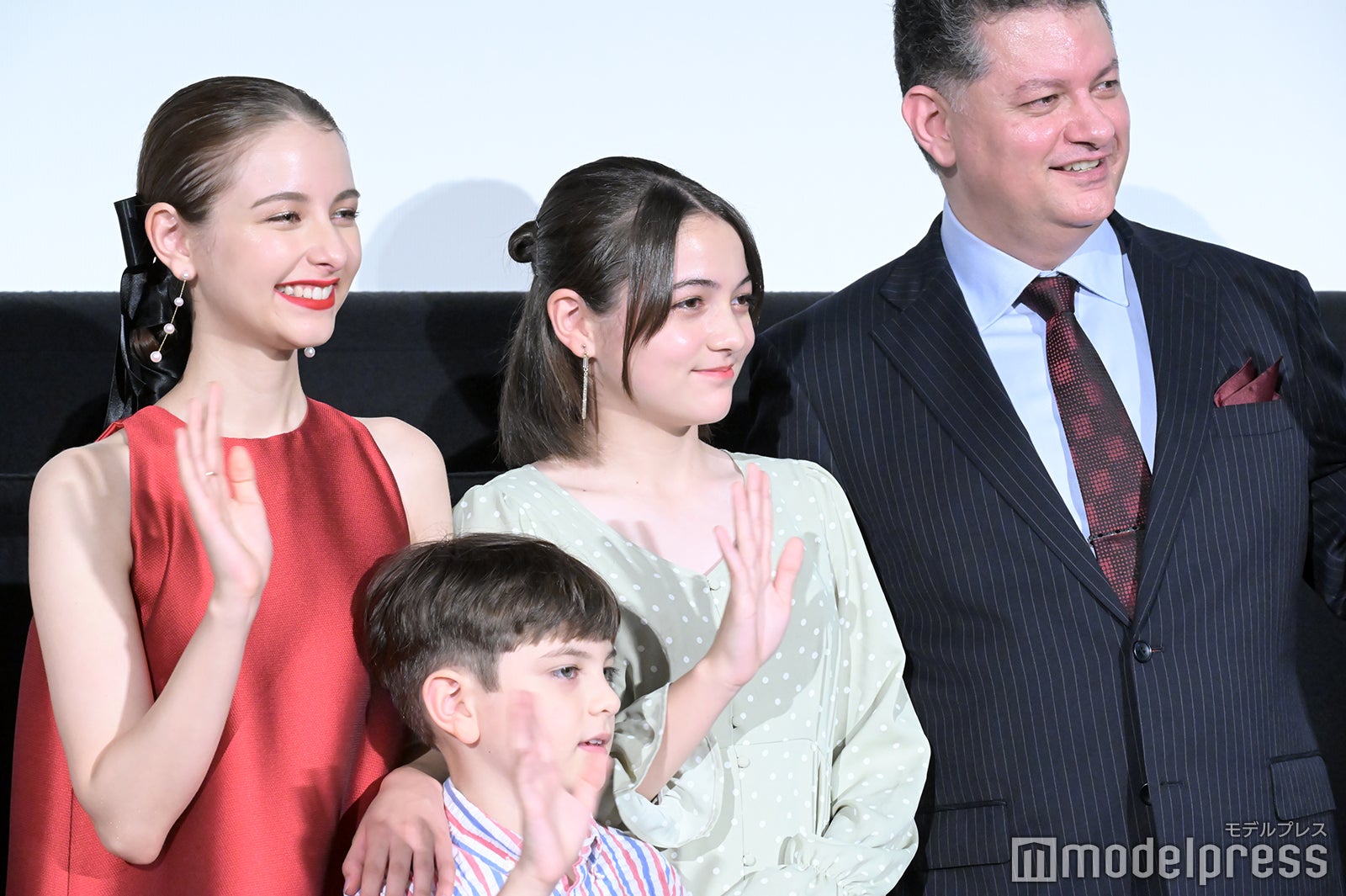 嵐莉菜、リリ・カーフィザデーさん、リオン・カーフィザデーさん、アラシ・カーフィザデー さん（C）モデルプレス