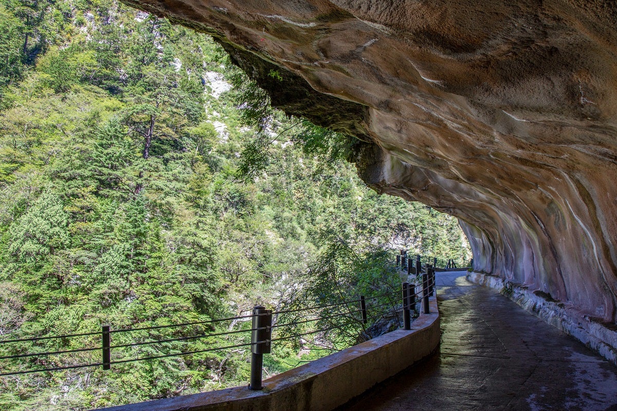頭上を覆う岩は、通る人を飲み込んでしまいそうなほどの迫力！／提供画像