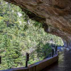 頭上を覆う岩は、通る人を飲み込んでしまいそうなほどの迫力!/提供画像