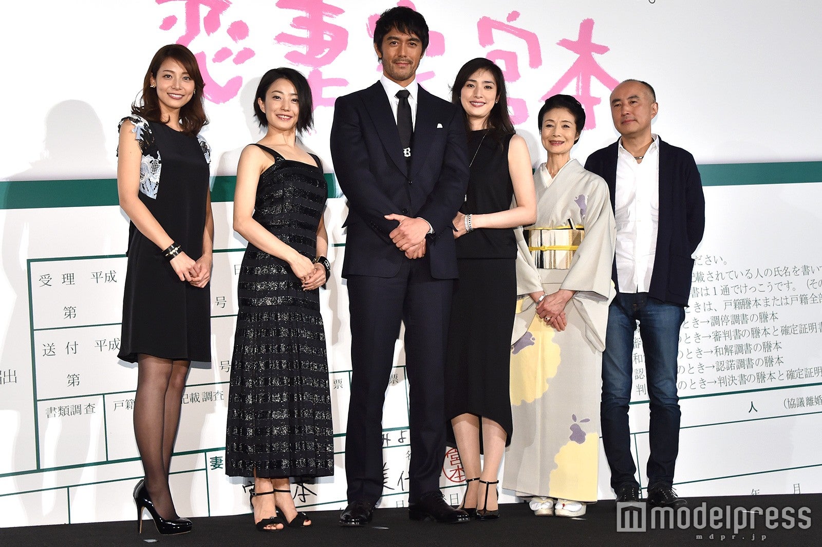 （左から）相武紗季、菅野美穂、阿部寛、天海祐希、富司純子、遊川和彦監督（C）モデルプレス